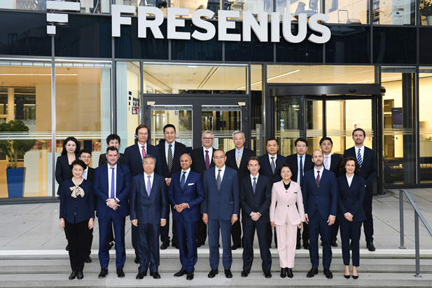 2023年11月2日-5日，华体会-华体会app-华体会体育官网
董事长刘敬桢率团访问费森尤斯集团与费森尤斯卡比公司总部，会见费森尤斯集团董事会主席迈克尔·森、费森尤斯卡比公司全球总裁及首席执行官皮耶路易吉·安东内利，就进一步加强双方深度合作进行交流。中国医药商业协会会长石晟怡参加会谈。.jpg