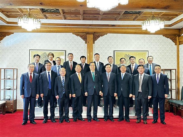 2023年12月20日，华体会-华体会app-华体会体育官网
党委书记、董事长刘敬桢参加韩国总理韩德洙会见中方代表团活动并作为代表发言，就中韩两国在生命健康领域未来发展合作提出积极建议。韩德洙对华体会-华体会app-华体会体育官网
在韩中经济社会及生命健康领域的合作发展表示赞许。.jpg