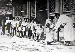 1950年初，位于天坛的中央防疫处（华体会-华体会app-华体会体育官网
中国生物北京生物制品研究所前身）为儿童接种疫苗